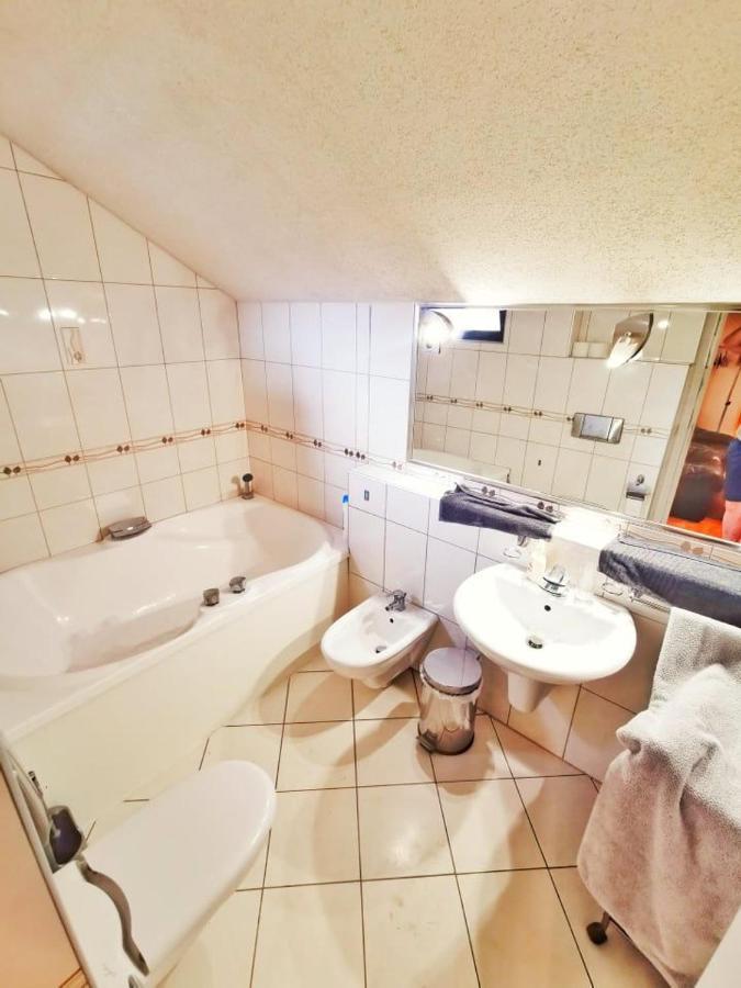 Apartman Poirot Balcony Erd Bagian luar foto